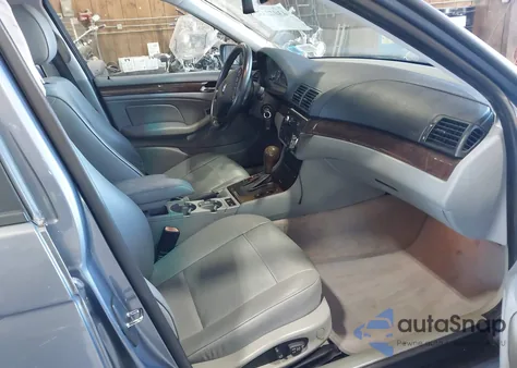 2004 BMW 325Xi z USA, uszkodzony, nr VIN WBAEU33464PR06058